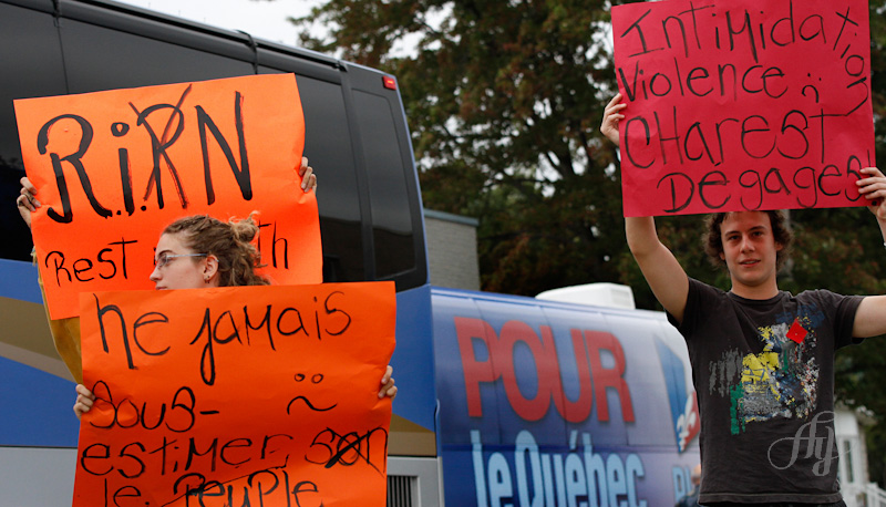 Manifestation à Laval au passage de Jean Charest