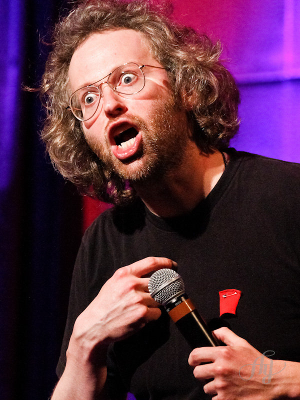 L'humoriste François Bellefeuille en spectacle au Café Campus portant le carré rouge