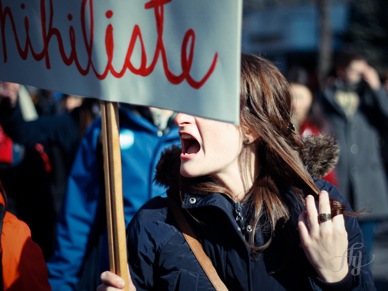 Une manifestante exprimant sa colère face à la hausse des frais de scolarité